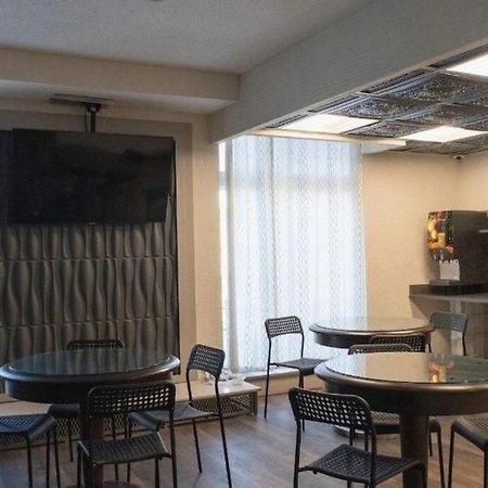 Hotel Chataura Диърборн Екстериор снимка