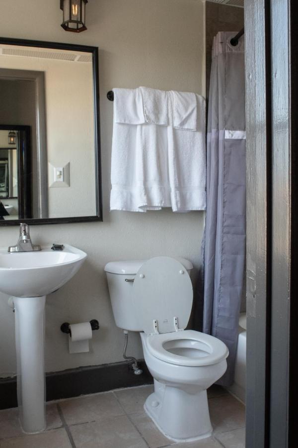 Hotel Chataura Диърборн Екстериор снимка