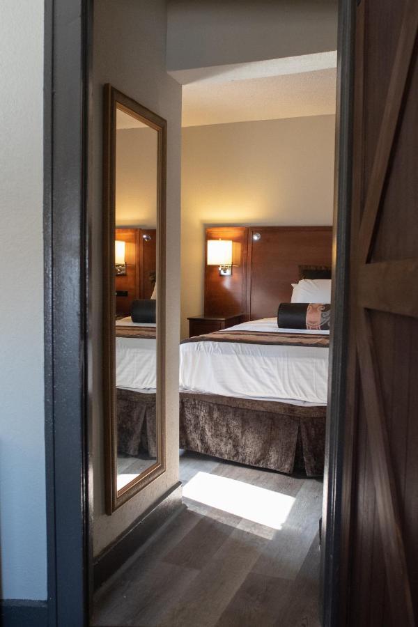 Hotel Chataura Диърборн Екстериор снимка