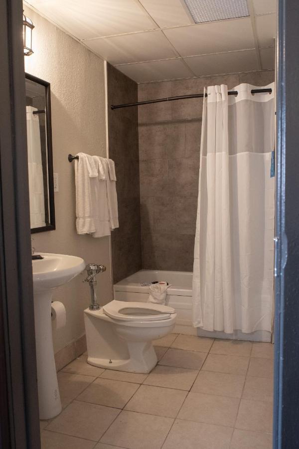 Hotel Chataura Диърборн Екстериор снимка